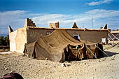 Marocco meridionale - La Kasbah di Tiout, nei pressi di Taroudannt. Tenda berbera.